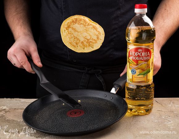 Хорошо разогрейте сковороду, смажьте ее перед первым панкейком. А далее выпекайте на сухой сковороде по 1–2 минуты с каждой стороны.