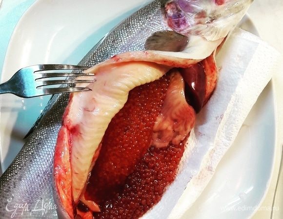 Икру аккуратно промыть холодной водой, но не извлекая из ястыка. Ястык — это пленка, в которую обернута икра. 