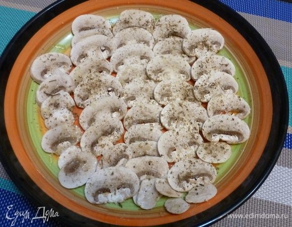 Посолить, поперчить, посыпать щепоткой сахара. При желании посыпать любимой сухой приправой. Я часто посыпаю приправой «Итальянские травы», там есть фенхель, который я люблю и который, по моему мнению, прекрасно дополняет вкус салата. Щедро польем соком лимона, так чтобы всем грибам досталось.