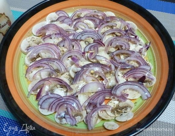 Сладкий лук очень тонко нарезать и разложить сверху шампиньонов.