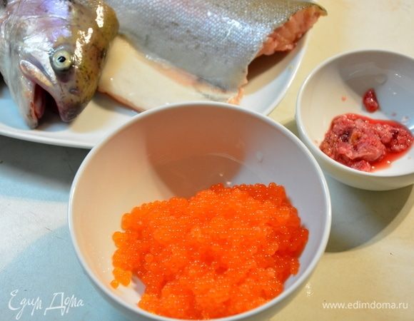 Далее вскипятить воду, немного остудить и залить ею икру в ястыке. Вода должна быть не сильно горячей, чтобы не обжигало руки. Ястык или пленка от горячей воды начнет сворачиваться. Необходимо снять с икринок всю пленку. Аккуратно промыть икру холодной водой, откинуть на дуршлаг и дать стечь воде.