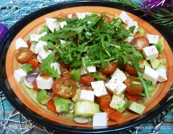 Сверху кладем пучок руколы, опять все сбрызнем оливковым маслом, польем бальзамическим кремом. Я еще люблю добавить немного крупных кристалликов морской соли, но это дело вкуса. 
Такой салат можно лопать хоть всю новогоднюю ночь! Приятного аппетита!