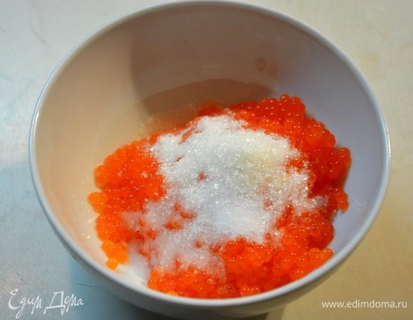 Добавить к икре соль с сахаром, перемешать. Я еще немного просушила икру после засолки, чтобы она не была слишком соленой.