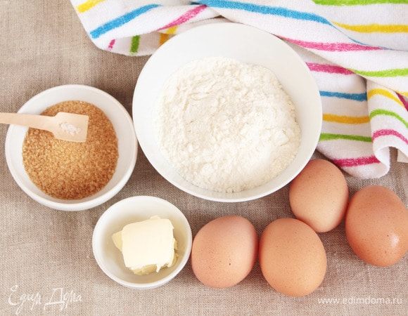 Подготовить ингредиенты, которые потребуются для приготовления бисквита. Сливочное масло (1 ст. л.) необходимо растопить удобным для вас способом. 