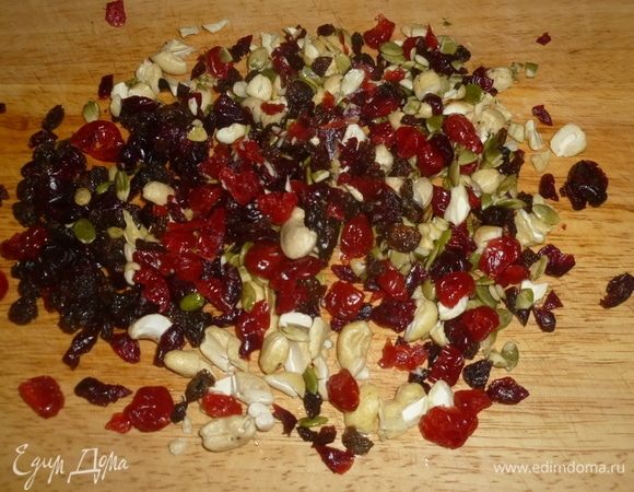 С лимона снять цедру и выжать сок. Ягоды, орехи и семечки порубить ножом.