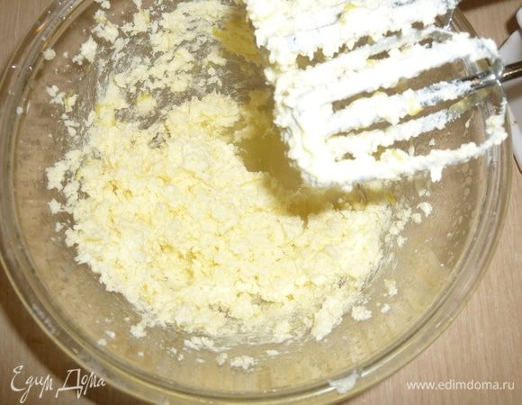 Миксером взбить размягченное масло с сахаром, добавить цедру, сок лимона, ваниль, еще раз взбить.