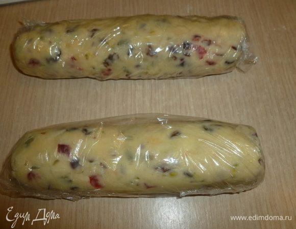 Разделить тесто на 2 части. Скатать каждую в цилиндр диаметром 4 см. Завернуть в пленку и убрать в холодильник на 2 ч.