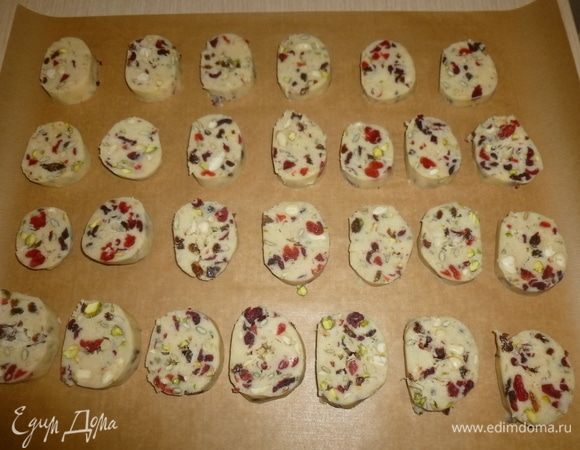 Разогреть духовку до 175°С. Тесто нарезать на кружочки толщиной 5–6 мм, выложить на противень. Поставить в духовку на 10–12 минут до золотистого цвета.