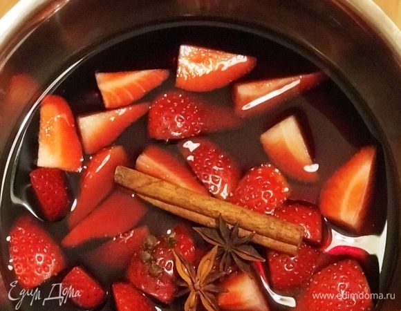 Добавить гвоздику, корицу и бадьян, 1 ст. ложку сахарной пудры, влить 50 мл граппы, все перемешать. Уварить соус на медленном огне  в течение 15 минут.