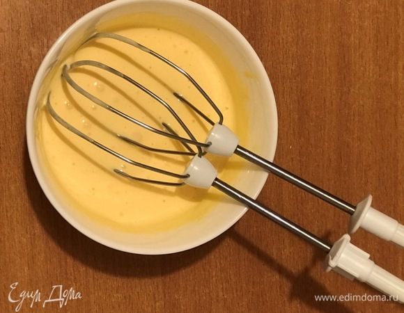 Крем: желтки соединить с 2 ст. ложками сахарной пудры, перемешать ложкой, затем взбивать миксером, пока масса не посветлеет.