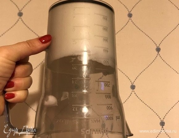 В белки добавить щепотку морской соли и взбить миксером в крепкую пену.