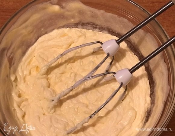 Влить 1 ст. ложку граппы и взбивать миксером на медленной скорости до получения однородной массы.