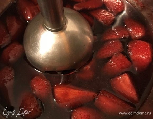 Клубничный соус снять с огня, вынуть палочку корицы и все пряности, взбить ягоды погружным блендером, затем охладить.