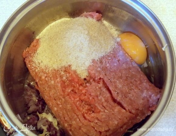 В мясной фарш положить сухари, натертый лук и чеснок, яйцо, соль, перец и влить молоко. Перемешать до однородной массы.