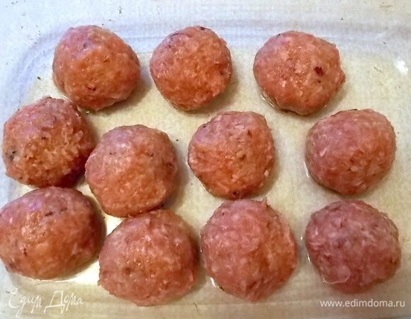 Сырыми руками сформировать 12 фрикаделек и положить в смазанную маслом форму. Запекать при 180°С до готовности.