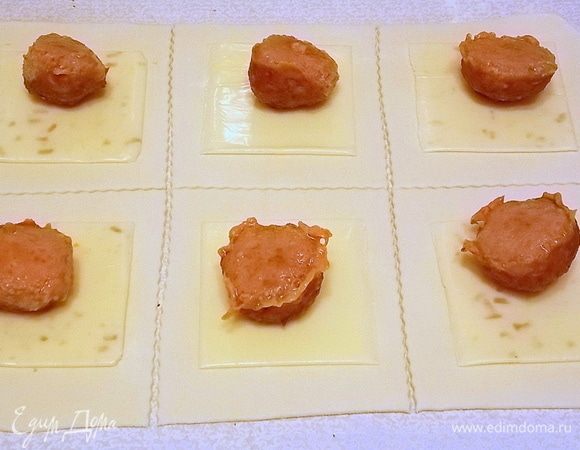 На сыр положить по одной фрикадельке.