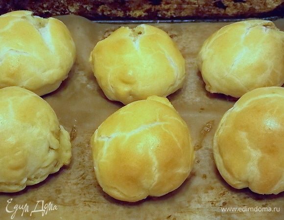 Выпекать в горячей духовке при 180°С до золотистого цвета.