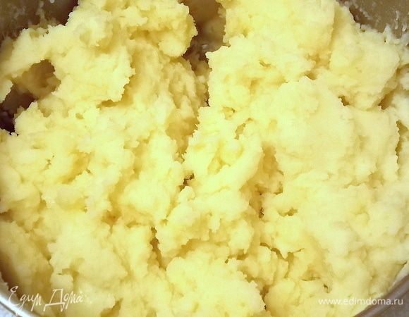 Картофель почистить, сварить, слить всю воду и просто помять. Картофельное пюре остудить. Добавить растопленное масло и яйца, перемешать до однородной массы.