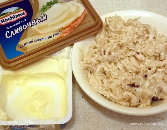 Куриное филе нарезать, поперчить, добавить плавленый сыр Hochland, перемешать.