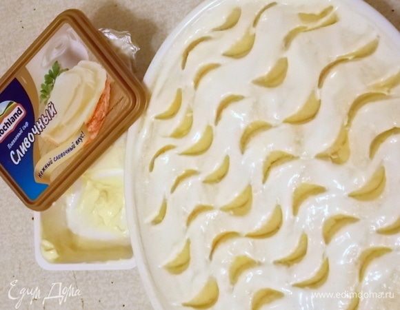 Форму 20*25 см смазать маслом и положить половину картофельного пюре, разровнять. На верх разровнять начинку и все закрыть оставшимся пюре. Разровнять поверхность при помощи сырой ложки. Смазать верх сметаной и нанести узор, по желанию.