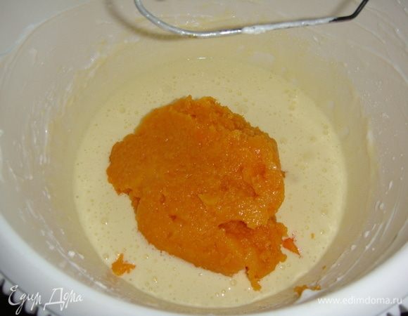 Желтки взбить с оставшимся сахаром до белой, пышной массы. Добавить тыквенное пюре и перемешать. Всыпать муку и еще раз перемешать. К желтковой массе добавить белковую, аккуратно перемешать до однородного состояния.