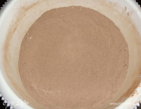 Теперь подготовим шоколадное тесто. Смешать все сухие ингредиенты и перемешать венчиком. 