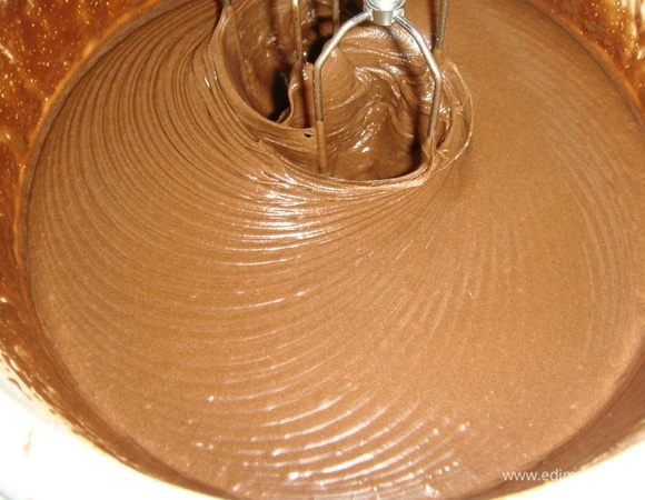 Добавить молоко, яйцо, оливковое масло, растопленное сливочное масло и взбить миксером в течении 5-ти минут.