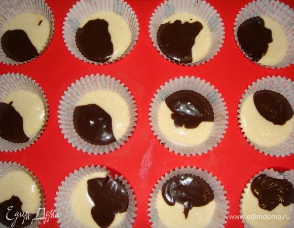 В формы для кексов вложить бумажные капсулы. Начинаем выкладывать тесто: чайная ложка тыквенного, затем шоколадного и т.д. Выпекаем кексы в разогретой до 180°С духовке 25–30 минут. 