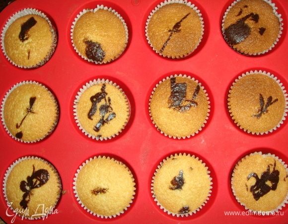 Готовность проверить зубочисткой. Кексы остудить. Желательно кексы сложить в пакет и оставить на ночь, чтобы они стали влажными и сочными.