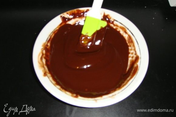 Для начинки: шоколад мелко порубить, добавить нарезанное кубиками сливочное масло. Растопить в микроволновке или на водяной бане.