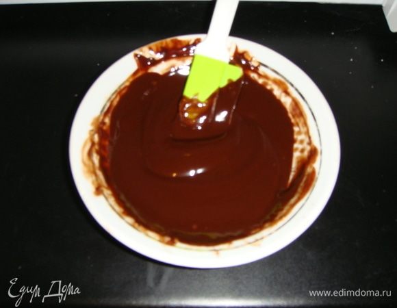 Для начинки: шоколад мелко порубить, добавить нарезанное кубиками сливочное масло. Растопить в микроволновке или на водяной бане.