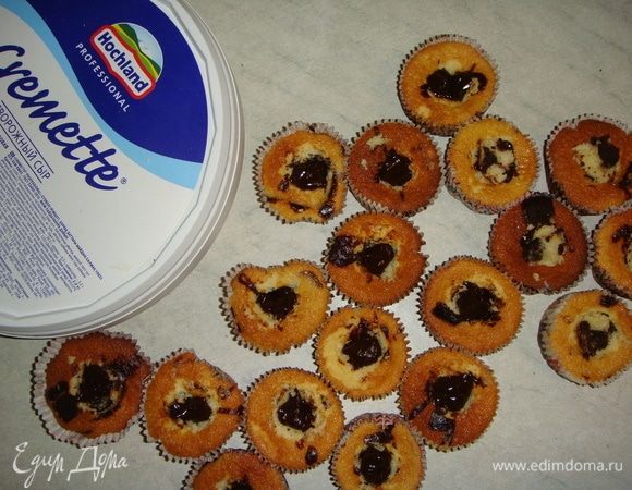 Чайной ложкой убрать серединку у кекса, влить начинку и накрыть верхушкой кекса.