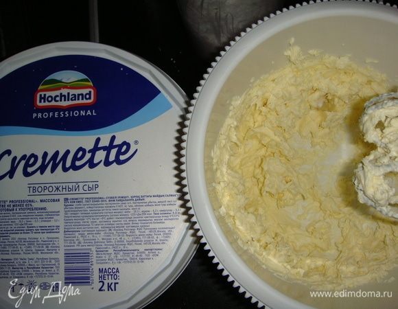 Сливочное масло комнатной температуры взбить миксером с сахарной пудрой.