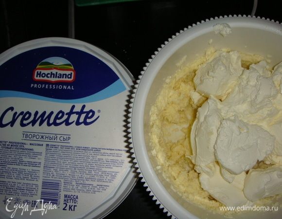 Добавить творожный сыр и взбивать еще в течение 7-ми минут. В крем добавить краситель и перемешать. Выложить крем в кондитерский мешок с плоской насадкой.  Выкладывать крем «елочкой» и украсить кондитерской посыпкой.