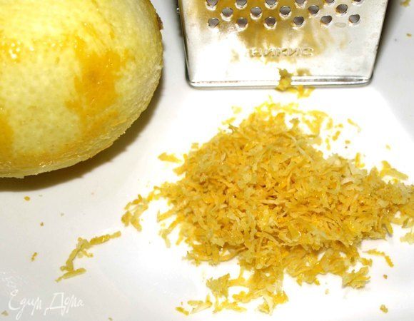 С лимона снимаем цедру. Выжимаем сок.