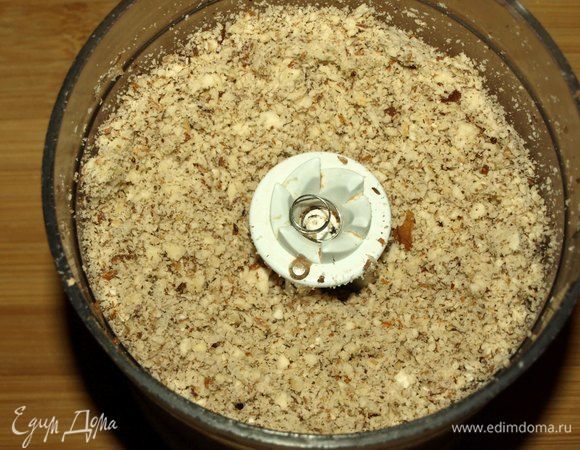 Орехи измельчить.