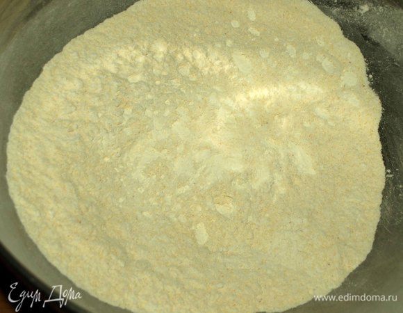 Кукурузную и пшеничную муку просеять и соединить. Добавить разрыхлитель и соль.