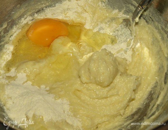 Масло взбить с сахаром в пышный крем. Добавляем постепенно яйца. 1 яйцо + 1 ст. ложка муки (в данном случае смесь кукурузной и пшеничной) и взбиваем. Так добавляем все яйца, а мука не даст расслоиться тесту. 