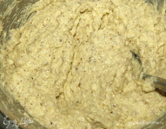 Добавляем измельченные орехи.