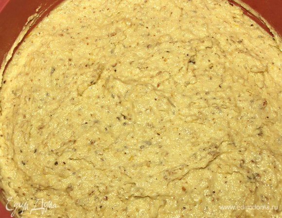 У меня силиконовая форма, и я не смазывала ее маслом. Если выпекать в форме из другого материала, то лучше смазать сливочным маслом. Тесто выкладываем в форму (20–22 см). Разравниваем. Отправляем в заранее разогретую духовку до 180°С. Выпекать 40 минут. Готовность проверить бамбуковой палочкой. Готовый пирог достать из духовки и дать немного остыть. 