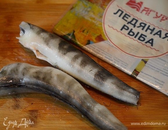 Рыбу разморозьте. Отрежьте плавники, голову и отварите в подсоленной воде до готовности. При приготовлении рыбных блюд я, если позволяет ассортимент, использую высококачественную продукцию ТМ «Магуро». Сегодня у меня ледяная рыба ТМ «Магуро».