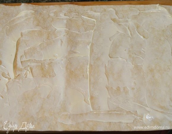 Лаваш смажьте плавленым сыром.