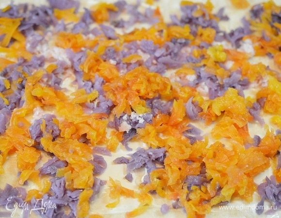 Следующие слои: вареная картошка, натертая на крупной терке. Затем вареная морковь, натертая на терке. И немного майонеза. Фиолетового цвета у меня картошка, такой сорт!
