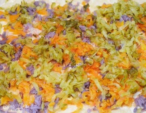 Затем — мелко нарезанный маринованный огурчик. Майонез.