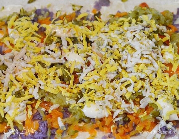 Нарезанные вареные яйца. Майонез.