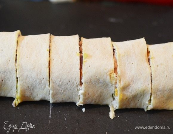 Сверните лаваш в тугой рулет. Затем порционно нарежьте.