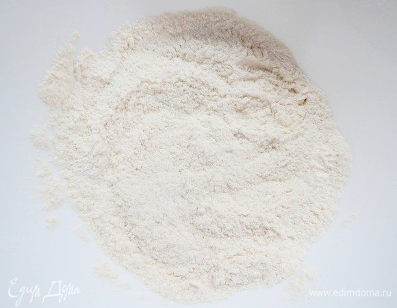 Делаем кракелин. 
Просеять в чашу муку с сахаром. Если хотите шоколадную корочку, то замените 20 г муки на какао.