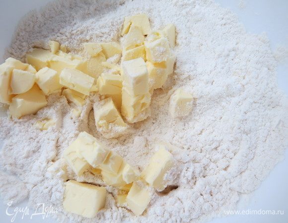 Положить в чашу нарезанное мелким кубиком сливочное масло, перемешать руками с мукой, пропуская между пальцев. Получившаяся масса должна быть похожа на пластилин.