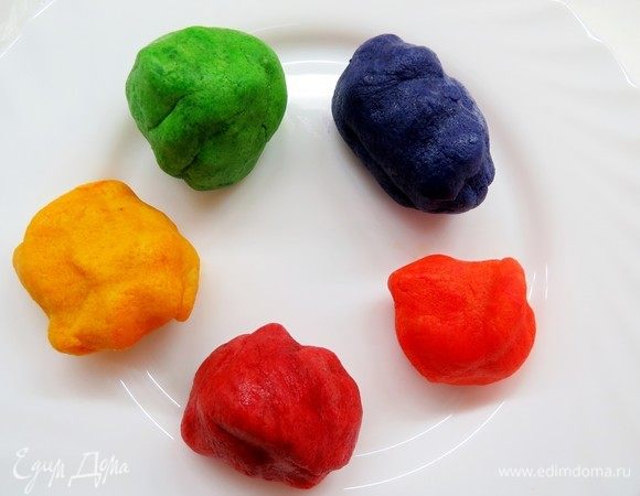 Добавьте краситель. Я добавляла гелевые пищевые красители, предварительно разделив тесто на несколько частей (захотелось цветную елочку).