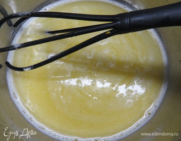 Делаем заварное тесто. 
Покрошить масло в воду, всыпать сахар и соль, растопить на среднем огне. К началу кипения воды масло должно полностью растаять. 